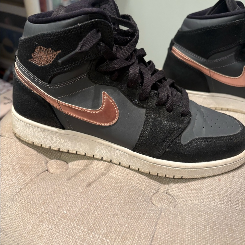 Jordan 1 Retro High Black Metallic Red Bronze Dark Grey - 7 Y